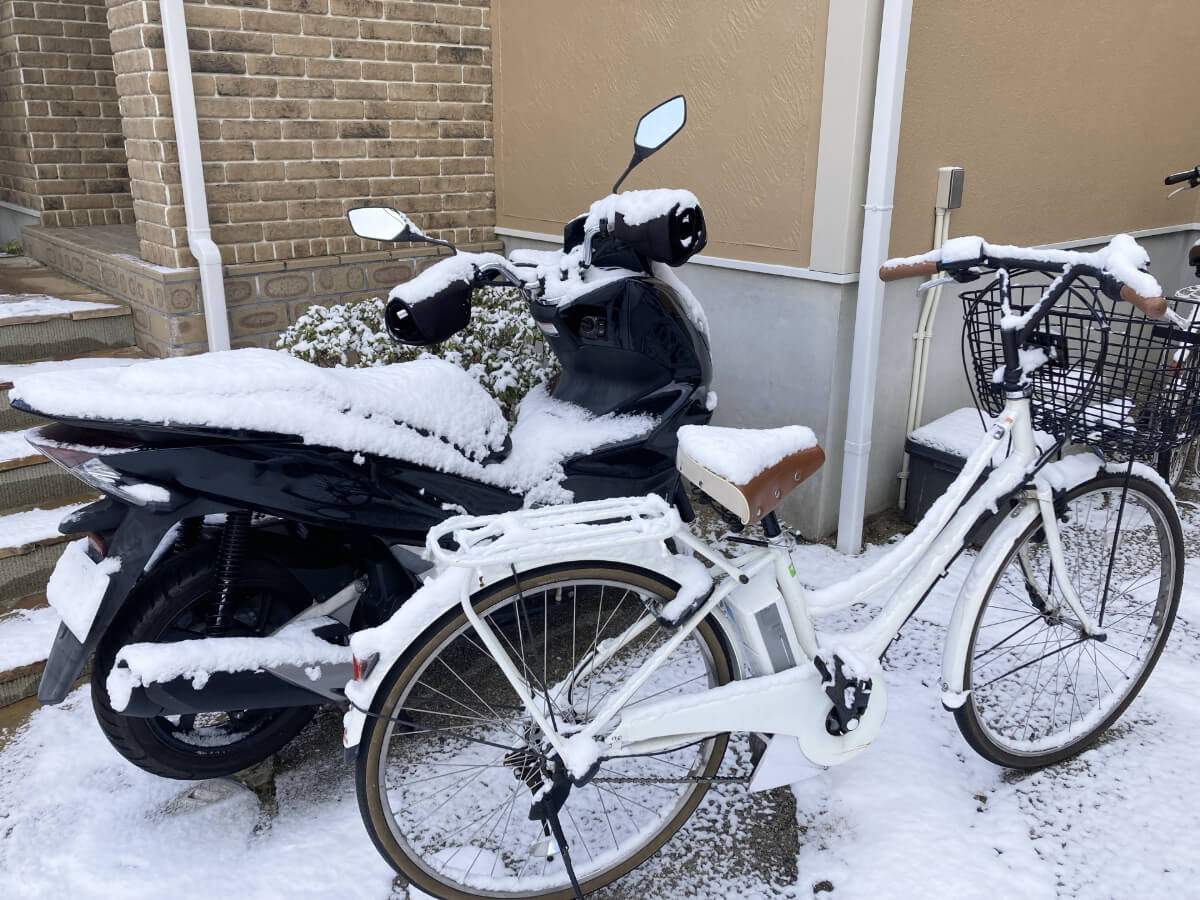 雪が積もるバイク